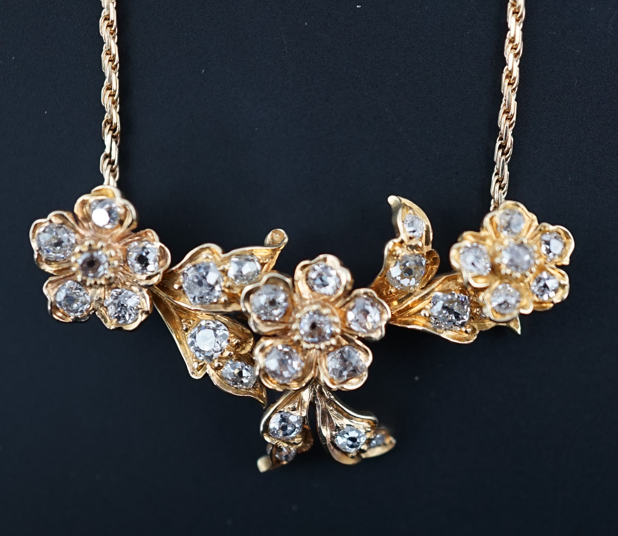 An 18ct gold and diamond cluster set pendant necklace